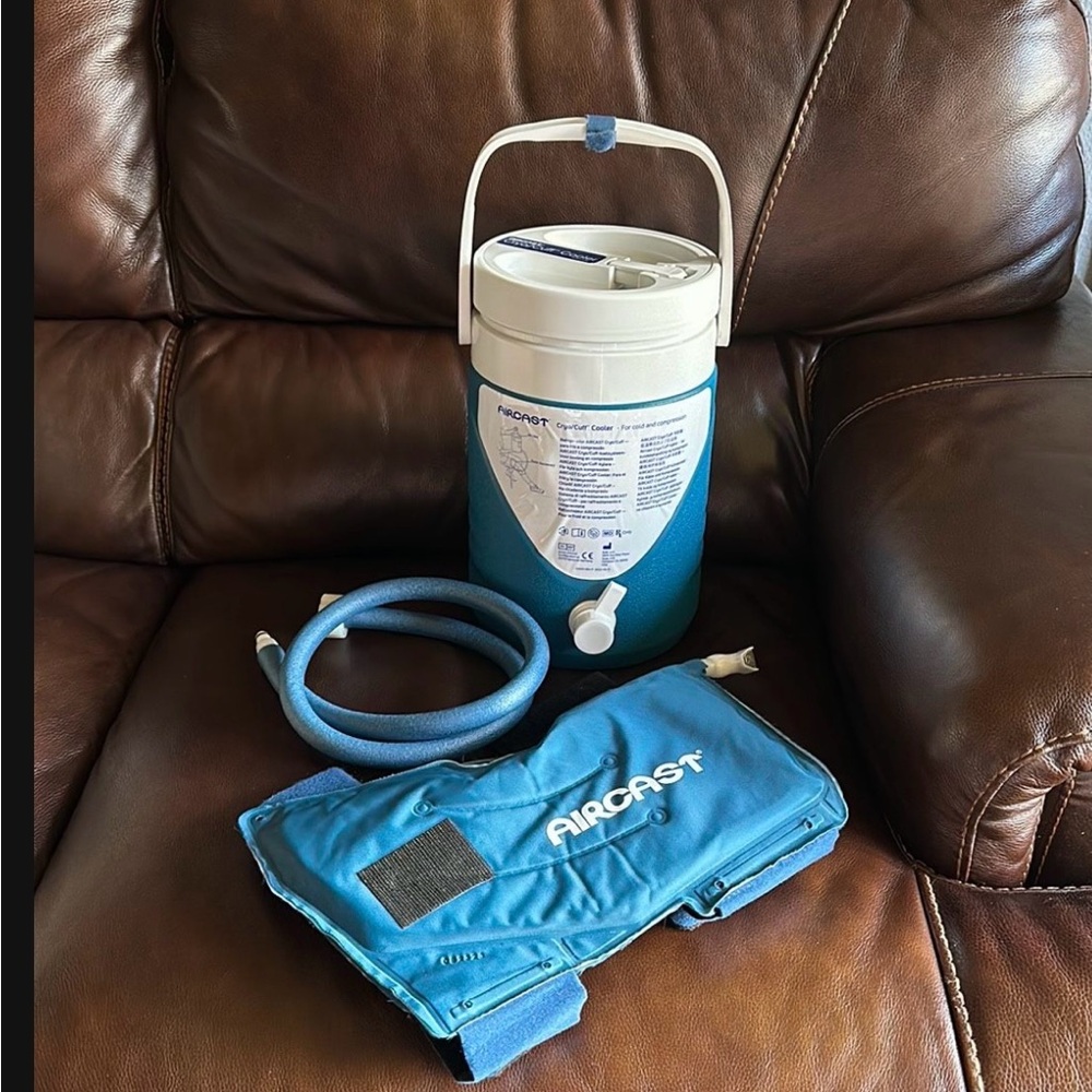 Cryo/Cuff Cold Therapy: Knee Cryo/Cuff with Non-Motorized (Gravity-Fed) Cooler